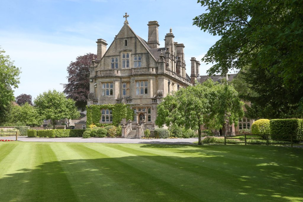 accommodation-external-building-warminster-school